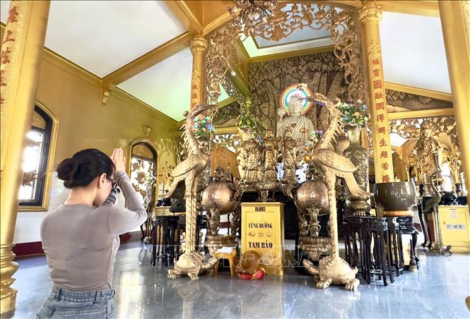 Du khách tham quan, chiêm bái tại chùa Phước Thành. Ảnh: Thanh Sang - TTXVN